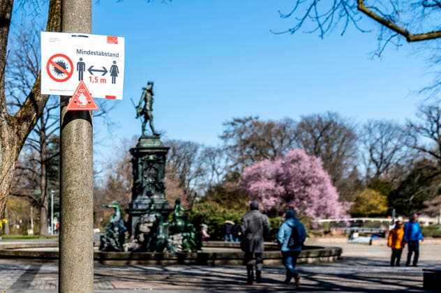 Information sign on the minimum distance because of the corona crisis in the Nuremberg city park, 24 03 2020 Foto:xD.xAnoraganingrumx xFuturexImage