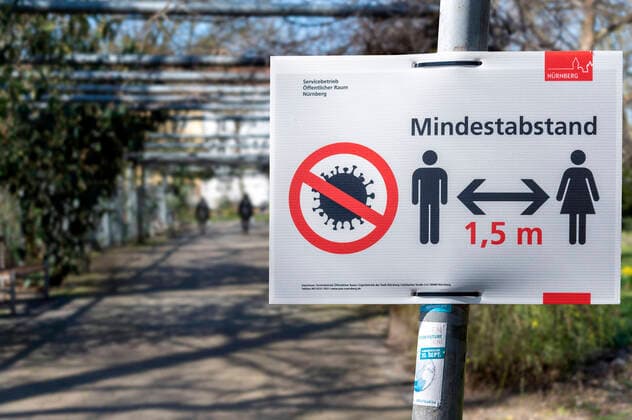 Information sign on the minimum distance because of the corona crisis in the Nuremberg city park, 24 03 2020 Foto:xD.xAnoraganingrumx xFuturexImage
