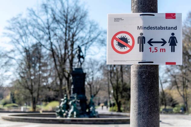 Information sign on the minimum distance because of the corona crisis in the Nuremberg city park, 24 03 2020 Foto:xD.xAnoraganingrumx xFuturexImage