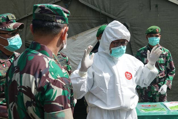March 25, 2020, Makassar, South Sulawesi, Indonesia: MAKASSAR, INDONESIA - MARCH 25, 2020 : An Indonesian Army displayed personal protective clothing in Makassar, South Sulawesi, Indonesia on March 25, 2020. As many as 2000 pieces of Personal Protective clothing were distributed to referral hospitals handling Covid-19 patients to facilitate the work of medical. Makassar Indonesia - ZUMAys1_ 20200325_zaf_ys1_002 Copyright: xAlixFahmix xSijorixImagesx