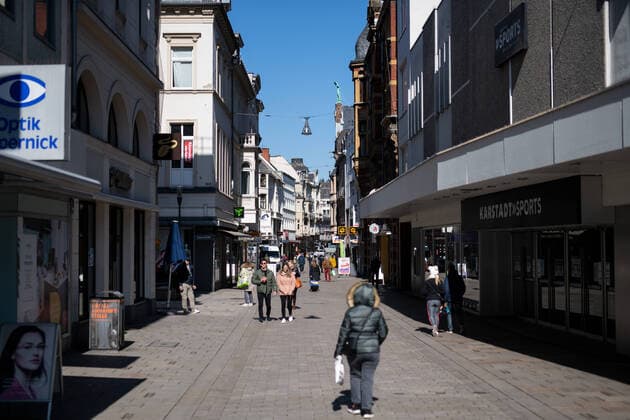 Coronavirus, street views Wiesbaden 24 03 2020 Wiesbaden x1x Living in times of contact ban to reduce the infection with the corona virus In the picture View into the long street Wiesbaden Wiesbaden Hessen Germany