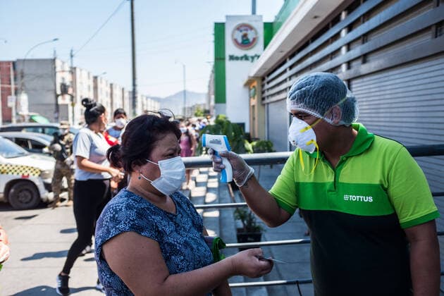 News Bilder des Tages March 24, 2020, Lima, Peru: A supermarket worker checks the body temperature of a customer..Due to the threat of the coronavirus pandemic, on March 15 President Vizcarra declared the national state of emergency and the suspension of the exercise of constitutional rights related to personal freedom and security, inviolability of the home and freedom of assembly and transit in the territory for 15 days. Currently, in Peru there are 416 registered cases and 7 deaths from Covid-19. Lima Peru - ZUMAs197 20200324_zaa_s197_221 Copyright: xSergixRugrandx