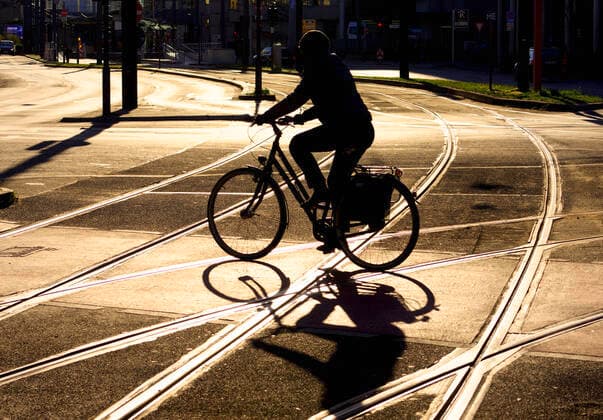 DEU , DEUTSCHLAND A bicycle rider is crossing tram rails in Bonn , 24 03 2020 DEU , GERMANY A bicycle rider is crossing tram rails in Bonn , 24 03 2020