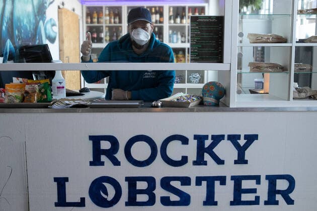 Hanover, Corona crisis, caterers fighting for survival, The catering service Rocky Lobster has opened a streetfood store in an old canteen, at the cash desk Lauritz Trabandt, with a breathing mask,