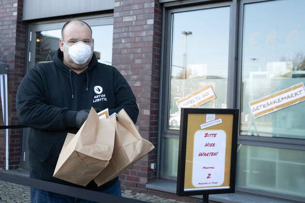 Hanover, Corona crisis, Caterers fighting for survival, Catering service Rocky Lobster has opened a streetfood store in an old canteen, Caterer, Andreas Wolter, with a breathing mask,