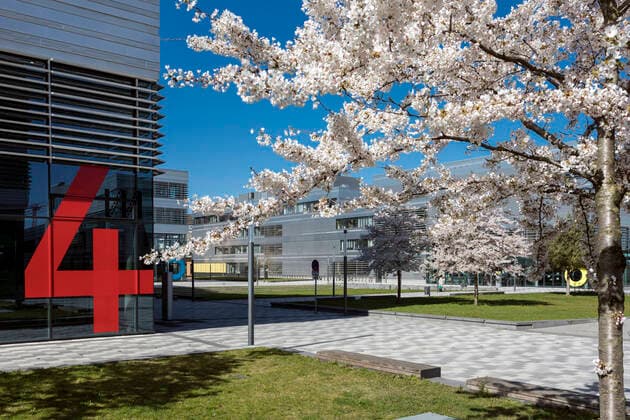General protective measures for the fight against the Coronavirus Pandemic, the University of Applied Sciences Düsseldorf HSD has therefore closed, the campus empty and abandoned, only the tree blossom tunes in to the approaching spring