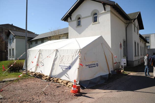 The SHG Clinic Merzig on Tuesday 24 02 2020 in Merzig The corona participants are examined in a tent before they are brought to the hospital bub