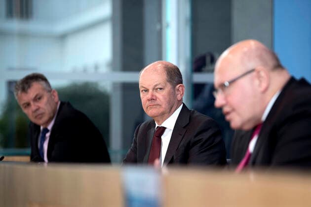 Gatzer, Peter Altmaier, Olaf Scholz - Budget Coronavirus DEU, Deutschland, Germany, Berlin, 23.03.2020 Werner Gatzer, Staatssekretaer im BMF SPD, Olaf Scholz, Finanzminister und Vizekanzler SPD, und Peter Altmaier, Bundeswirtschaftsminister CDU (v.l.t.r) waehrend der Bundespressekonferenz zum Thema Nachtragshaushalt 2020 und Reaktion auf die Corona-Krise in Berlin. Werner Gatzer, state secretary, Olaf Scholz, German Minister of Finance SPD, and Peter Altmaier, Federal Minister for Economy CDU (f.l.t.r.), during a federal press call at Bundespressekonferenz concerning a supplementary budget for 2020 and the reaction to the coronavirus outbreak in Berlin, Germany. The number of confirmed cases in Germany has a heavy impact on public life