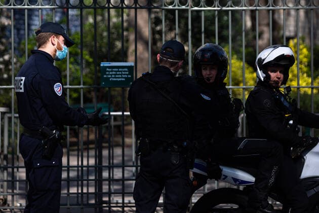 Paris, France, March 19, 2020 - Atmosphere in the streets of Paris after the head of state ordered people to stay home to stop the spread of Covid-19 - Police men wearing masks are conducting checks in the streets of the capital. They can impose a fine if people don t respect the rules of confinement.  Copyright: xAlexisxSciardx