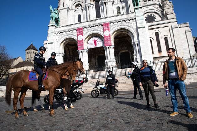 Paris, France, March 19, 2020 - Atmosphere in the streets of Paris after the head of state ordered people to stay home to stop the spread of Covid-19 - Gendarmes on horseback, municipal police officers on motorcycles and members of the BAC (anti-violent crime section) are gathered in front of the Sacre Coeur  Copyright: xAlexisxSciardx
