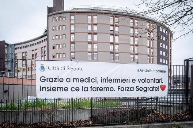 Coronavirus - Messages of encouragement to medical nurses and volunteers at the entrance to the Emergency Department of the San Raffaele Hospital in Milan (Marco Passaro Fotogramma, Milan - 2020-03-25) p.s. la foto e utilizzabile nel rispetto del contesto in cui e stata scattata, e senza intento diffamatorio del decoro delle persone rappresentate  Copyright: xMarcoxPassarox xFOTOGRAMMAx