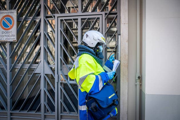 Cronavirus - A postman delivers the mail in coronavirus time, with mask and gloves to avoid contagion (Marco Passaro Fotogramma, Milan - 2020-03-25) p.s. la foto e utilizzabile nel rispetto del contesto in cui e stata scattata, e senza intento diffamatorio del decoro delle persone rappresentate  Copyright: xMarcoxPassarox xFOTOGRAMMAx