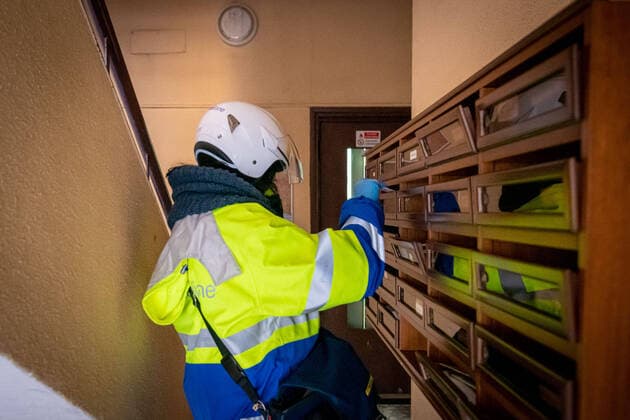 Cronavirus - A postman delivers the mail in coronavirus time, with mask and gloves to avoid contagion (Marco Passaro Fotogramma, Milan - 2020-03-25) p.s. la foto e utilizzabile nel rispetto del contesto in cui e stata scattata, e senza intento diffamatorio del decoro delle persone rappresentate  Copyright: xMarcoxPassarox xFOTOGRAMMAx