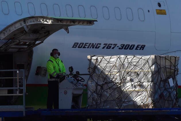 News Bilder des Tages Aircraft landed at the Mosnov - Ostrava airport with supply of medical equipment from China aimed to help tackle the coronavirus epidemic in the Czech Republic, March 25, 2020. (CTKxPhoto JaroslavxOzana) CTKPhotoP202003250326701 JAO 06