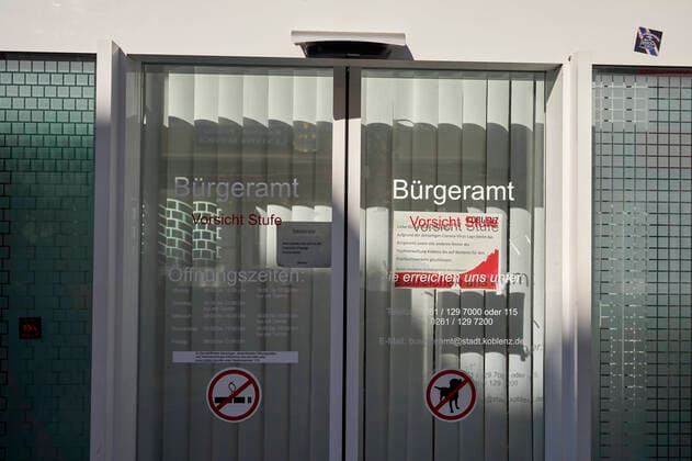 City Hall Koblenz 25 03 2020, Rhineland-Palatinate, Koblenz The entrance to the City Hall of Koblenz is closed due to corona virus