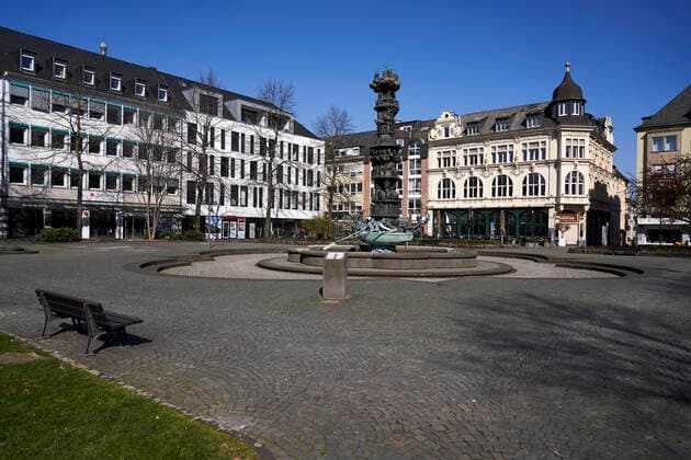 Coronavirus Koblenz 25 03 2020, Rhineland-Palatinate, Koblenz Closed outdoor gastronomy in sunshine due to coronavirus conditions Here at the Josef Görres fountain