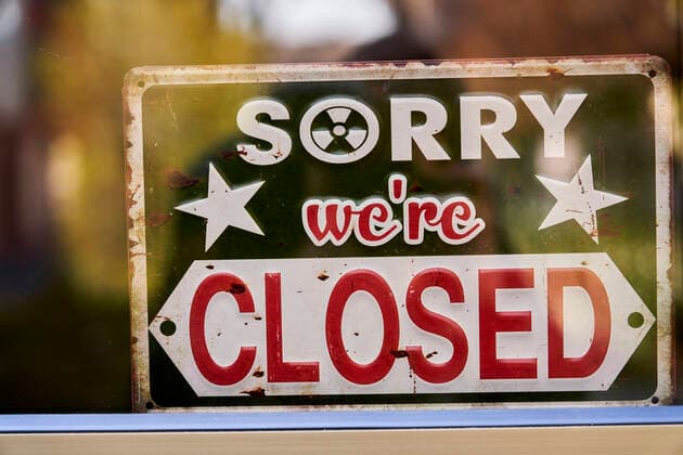 Coronavirus Koblenz 25 03 2020, Rhineland-Palatinate, Koblenz Closed gastronomy in sunshine because of the requirements for coronavirus Sorry we™re CLOSED can be read in a shop window