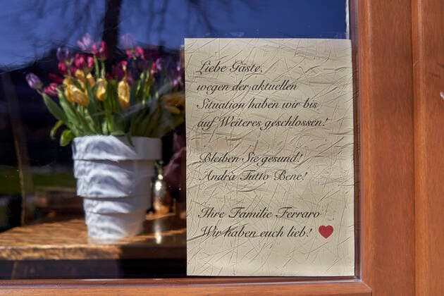 Coronavirus Koblenz 25 03 2020, Rhineland-Palatinate, Koblenz Closed outdoor gastronomy in sunshine because of the requirements of the coronavirus Dear guests because of the current situation we are closed until further notice Stay healthy We love you hanging in one of the windows of a gastronomic family from the old town of Koblenz