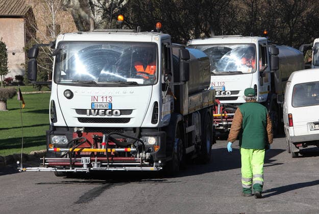Rome, Operators of Ama and the garden service of the Municipality of Rome, carry out washing and disinfestation operations on the streets of the capital, due to Covid 19 Pictured:  Copyright: xPieroxTenaglix xIPAx xPieroxTenaglix
