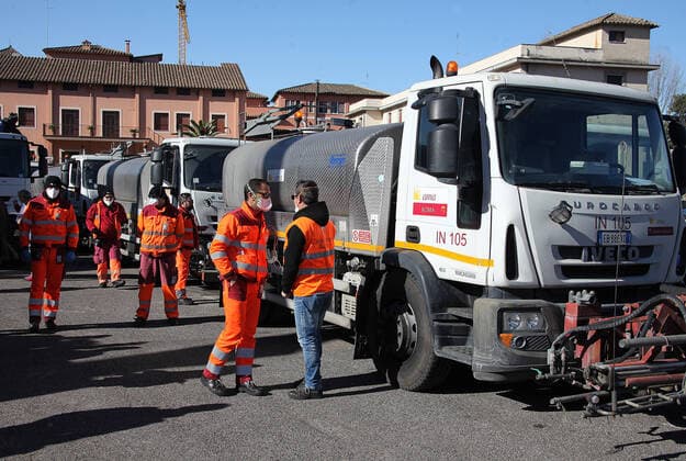 Rome, Operators of Ama and the garden service of the Municipality of Rome, carry out washing and disinfestation operations on the streets of the capital, due to Covid 19 Pictured:  Copyright: xPieroxTenaglix xIPAx xPieroxTenaglix