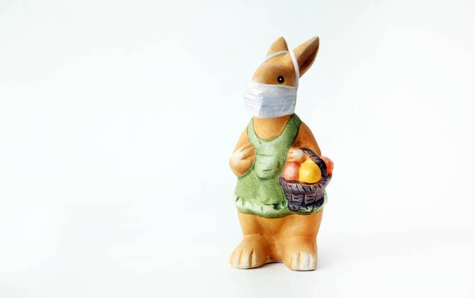 25 03 2020, Symbol photo Easter, Easter bunny with breathing mask, the family celebration is in danger