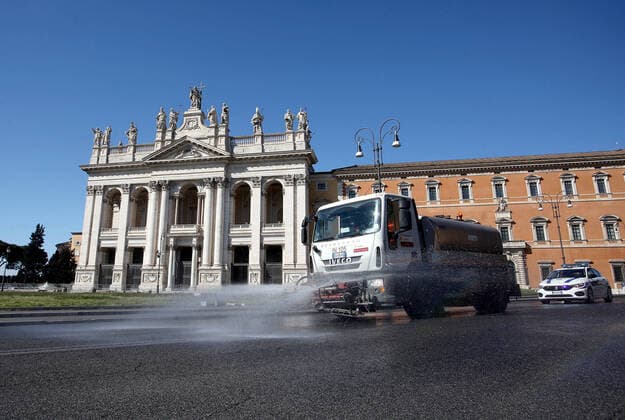 Rome, Operators of Ama and the garden service of the Municipality of Rome, carry out washing and disinfestation operations in the streets of the capital, due to Covid 19 Pictured: Disinfestation in Piazza San Giovanni  Copyright: xPieroxTenaglix xIPAx xPieroxTenaglix