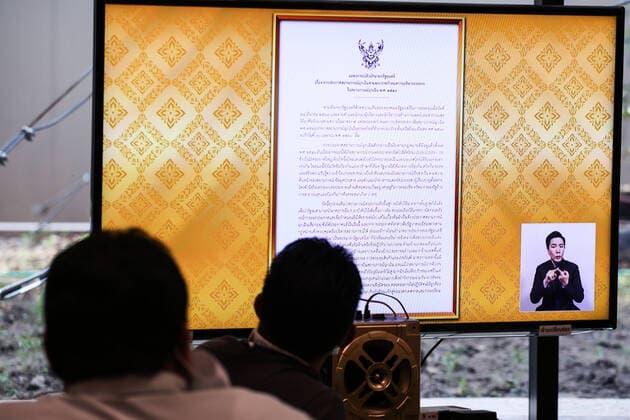 March 25, 2020, Bangkok, Thailand: People view the Prime Minister, Prayut Chan-o-cha s emergency statement on tv during a press conference on the emergency stage that will begin on March 26 as a new measure against Covid-19 virus in Thailand. Bangkok Thailand - ZUMAs197 20200325_zaa_s197_052 Copyright: xPrawetxPuengsawangpholx