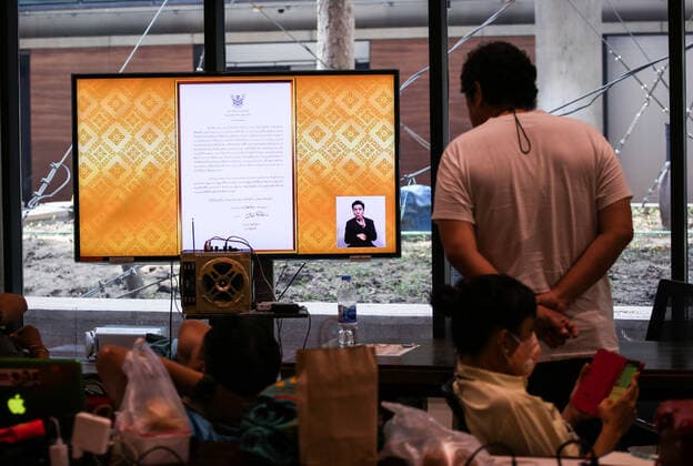 March 25, 2020, Bangkok, Thailand: People view the Prime Minister, Prayut Chan-o-cha s emergency statement on tv during a press conference on the emergency stage that will begin on March 26 as a new measure against Covid-19 virus in Thailand. Bangkok Thailand - ZUMAs197 20200325_zaa_s197_054 Copyright: xPrawetxPuengsawangpholx