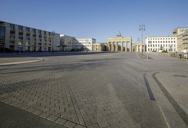 The empty Pariser Platz in front of the Brandenburg Gate Berlin, 25 03 2020 Berlin Germany Copyright: xThomasxImo photothek.netx