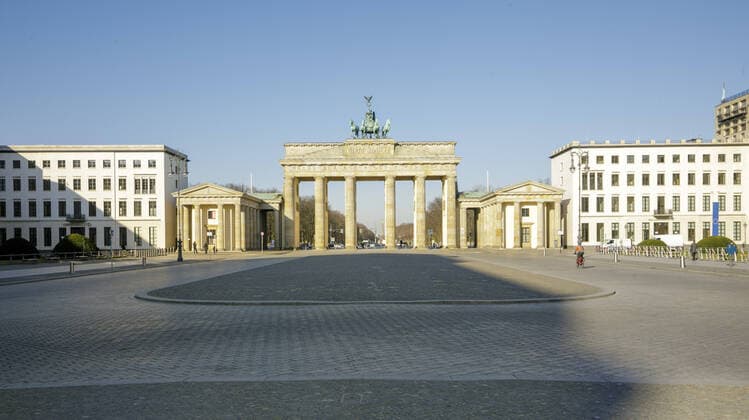 The empty Pariser Platz in front of the Brandenburg Gate Berlin, 25 03 2020 Berlin Germany Copyright: xThomasxImo photothek.netx