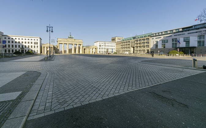 The empty Pariser Platz in front of the Brandenburg Gate Berlin, 25 03 2020 Berlin Germany Copyright: xThomasxImo photothek.netx