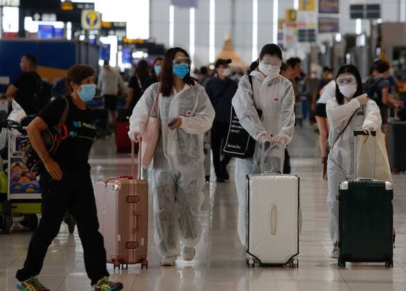 March 25, 2020, Bangkok, Thailand: Chinese tourists wearing protective suite walk pas the departures hall at Bangkok s Suvarnabhumi Airport. Bangkok Thailand - ZUMAs197 20200325_zaa_s197_061 Copyright: xChaiwatxSubprasomx