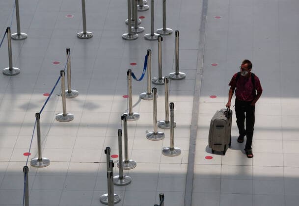March 25, 2020, Bangkok, Thailand: A tourist wears a face mask as a precaution against the spread of Coronavirus at Bangkok s Suvarnabhumi Airport. Bangkok Thailand - ZUMAs197 20200325_zaa_s197_066 Copyright: xChaiwatxSubprasomx