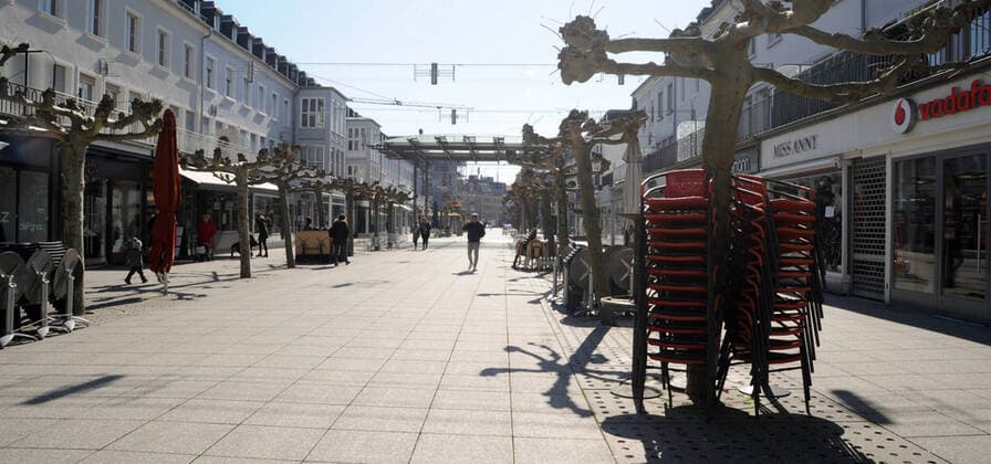Few to no people visit on Wednesday 25 03 2020 Saarlouis Despite the beautiful spring weather, the city is almost dead The old town of Saarlouis is almost extinct Where people usually enjoy a coffee or a cold beer in the sun at noon, there is now gloom and silence Even the shops in the pedestrian zones remain closed Only a few bakeries and pharmacies remain open and still attract a few bub