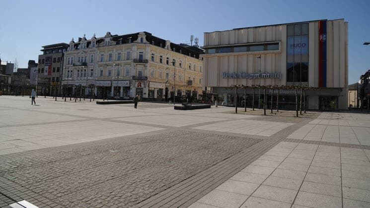 Few to no people visit on Wednesday 25 03 2020 Saarlouis Despite the beautiful spring weather, the city is almost dead The old town of Saarlouis is almost extinct Where people usually enjoy a coffee or a cold beer in the sun at noon, there is now gloom and silence Even the shops in the pedestrian zones remain closed Only a few bakeries and pharmacies remain open and still attract a few bub