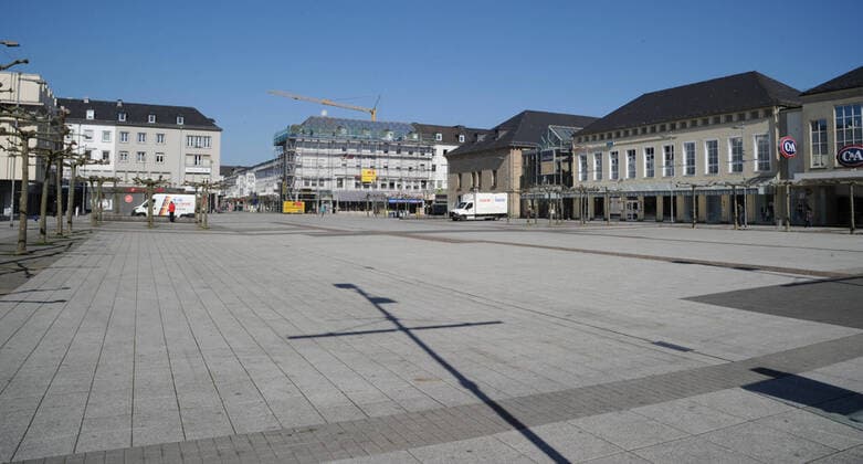 Few to no people visit on Wednesday 25 03 2020 Saarlouis Despite the beautiful spring weather, the city is almost dead The old town of Saarlouis is almost extinct Where people usually enjoy a coffee or a cold beer in the sun at noon, there is now gloom and silence Even the shops in the pedestrian zones remain closed Only a few bakeries and pharmacies remain open and still attract a few bub