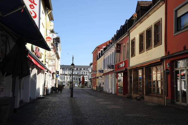 Few to no people visit on Wednesday 25 03 2020 Saarlouis Despite the beautiful spring weather, the city is almost dead The old town of Saarlouis is almost extinct Where people usually enjoy a coffee or a cold beer in the sun at noon, there is now gloom and silence Even the shops in the pedestrian zones remain closed Only a few bakeries and pharmacies remain open and still attract a few bub
