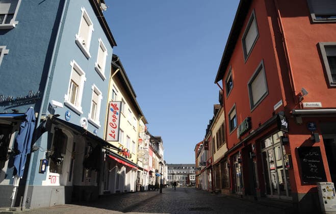 Few to no people visit on Wednesday 25 03 2020 Saarlouis Despite the beautiful spring weather, the city is almost dead The old town of Saarlouis is almost extinct Where people usually enjoy a coffee or a cold beer in the sun at noon, there is now gloom and silence Even the shops in the pedestrian zones remain closed Only a few bakeries and pharmacies remain open and still attract a few bub