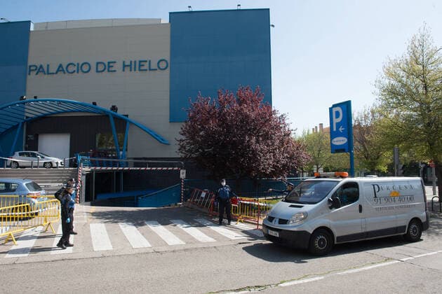 March 25, 2020, Madrid, MADRID, SPAIN: Funeral services leaving and picking up corpses in the large morgue installed in the Ice Palace during eleventh day after the Government declared the state of alarm in Spain and recommended people to stay at home to fight coronavirus COVID-19 on March 25, 2020 in Madrid, Spain Madrid SPAIN - ZUMAa181 20200325_zaa_a181_044 Copyright: xJoaquinxCorcherox