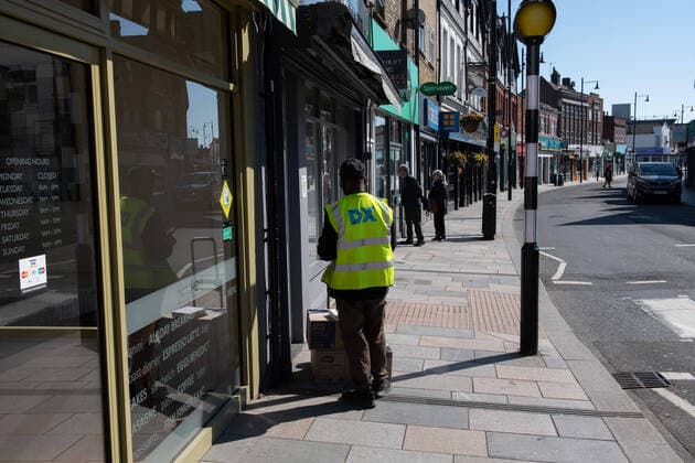 A delivery driver in Sidcup, Kent during the Coronavirus (COVID-19) outbreak where travel has been restricted across the country at Sidcup, England on 25 March 2020. Copyright: xAlanxStanfordx PMI-3450-0022