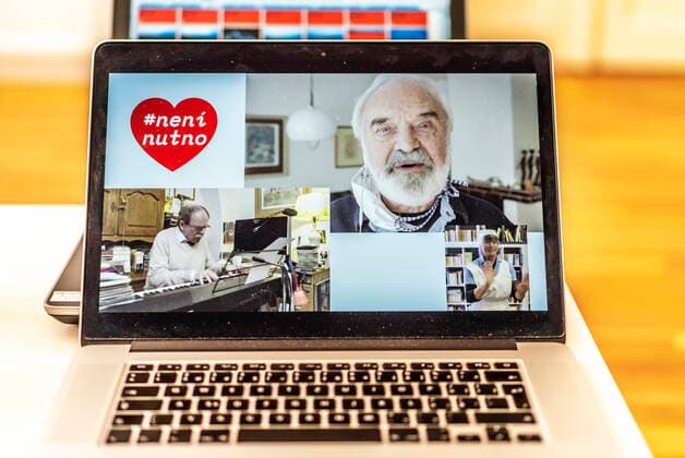 News Bilder des Tages Czech scriptwriter, humorist and film maker Zdenek Sverak leads Czech republic in nationwide sing-along against coronavirus at 12:30 on Wednesday, March 25th, 2020. Sverak and his colleague Jaroslav Uhlir played their famous song Neni nutno (translated as No need ) during broadcasting on Czech television, Czech Radio and other streaming channels across the internet to express thanks to doctors, nurses, firemen, police officers, drivers and other professions fighting against spread of coronavirus. (CTKxPhoto RenexFluger) CTKPhotoF202003250629501 rfl