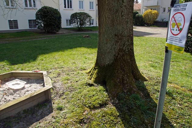 To protect against the corona virus, a Bremen property management company has even banned the use of the private sandpit in the backyard of a residential complex