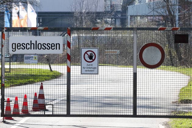Hanover, 26 03 2020, Due to the current closure of recycling centres during the corona crisis, there is an increase in illegal waste disposal in the city, recycling centre Altwarmbüchen closed,