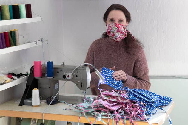 Hanover, fashion designer Melanie Wedemeier, sews in her studio Sasse Design, breathing masks for old peoples homes, Coronakrise, Coronavirus,