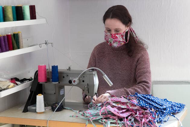 Hanover, fashion designer Melanie Wedemeier, sews in her studio Sasse Design, breathing masks for old peoples homes, Coronakrise, Coronavirus,