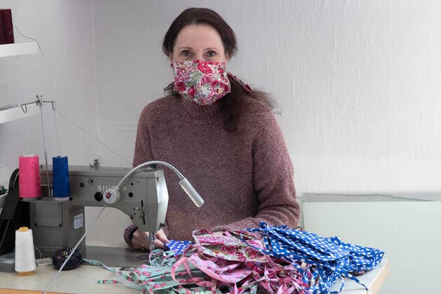 Hanover, fashion designer Melanie Wedemeier, sews in her studio Sasse Design, breathing masks for old peoples homes, Coronakrise, Coronavirus,