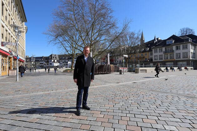 Coronavirus fear, effects because of the coronavirus Covid 19 , the city center of Siegen is almost empty at noon, in the picture Siegens mayor Steffen Mues CDU city center on 25 03 2020 in Siegen Germany