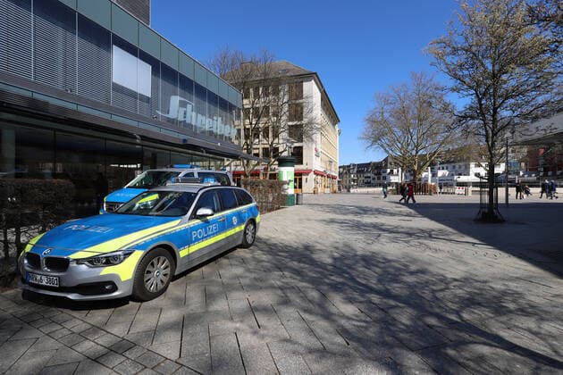 Coronavirus anxiety, effects due to coronavirus Covid 19 , the city center of Siegen is almost empty at noon, police cars in the city center downtown on 25 03 2020 in Siegen Germany