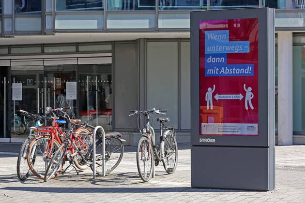 Coronavirus fear, effects because of the coronavirus Covid 19 , the city center of Siegen is almost empty at noon, Ströer Stroer advertising screen at the Cologne Cologne Gate in Siegen with information about the corona crisis, If on the road then by far city center on 25 03 2020 in Siegen Germany