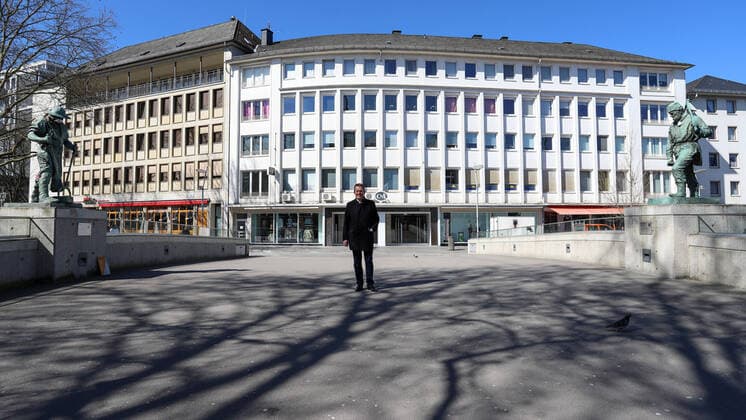 Coronavirus fear, effects because of the coronavirus Covid 19 , the city center of Siegen is almost empty at noon, in the picture Siegens mayor Steffen Mues CDU alone on the Oberstadtbruecke city center on 25 03 2020 in Siegen Germany